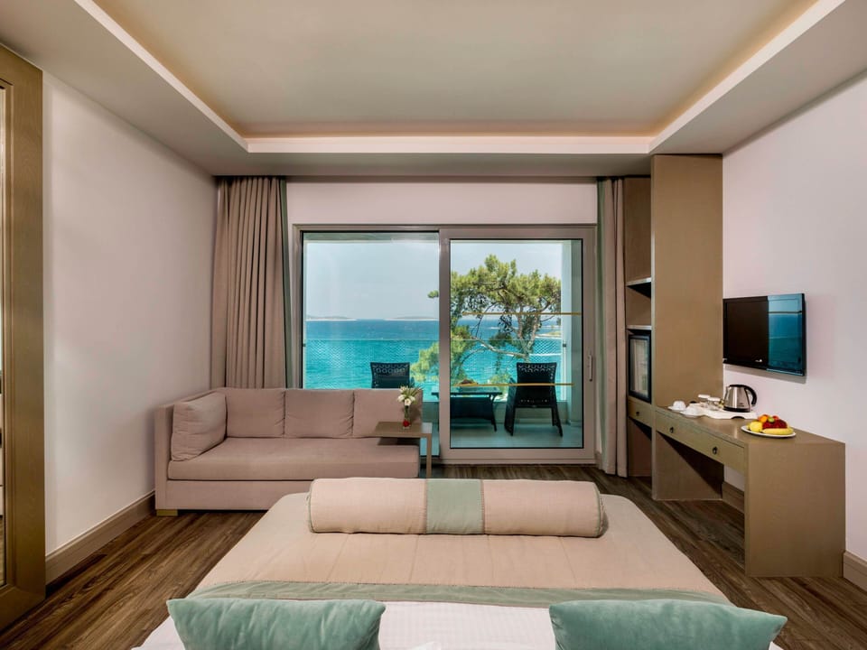 Deluxe Room | Minibar, in-room safe, blackout drapes, free cribs/infant beds