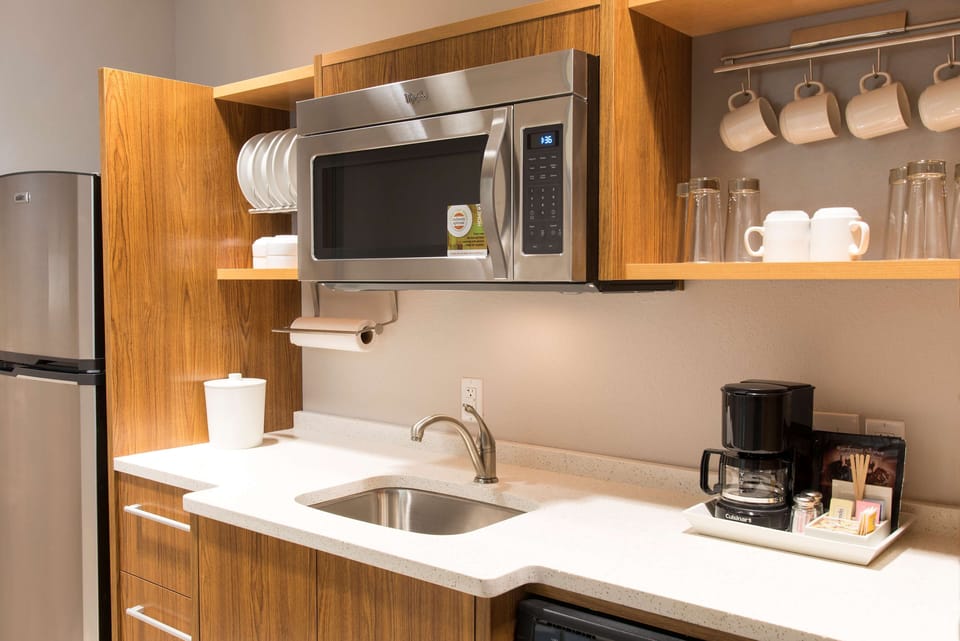 Full-size fridge, microwave, dishwasher, coffee/tea maker