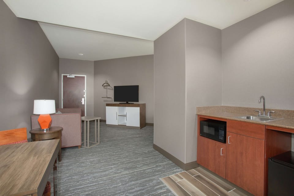 King Studio Suite | Private kitchen | Fridge, microwave, coffee/tea maker