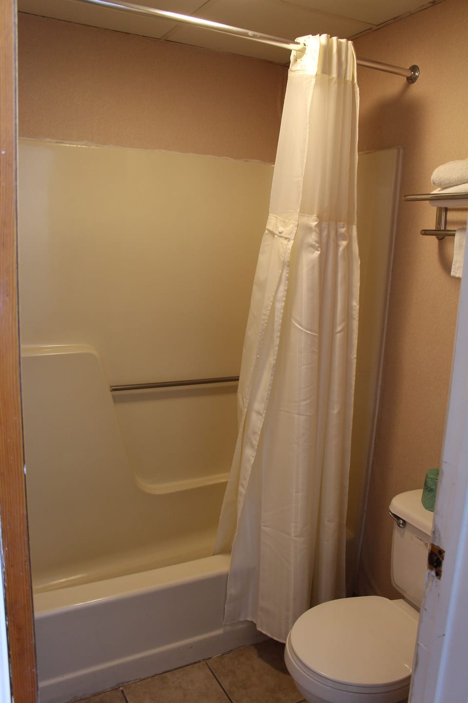 Standard Room, 1 King Bed (Non Smoking ) | Bathroom | Hair dryer, towels
