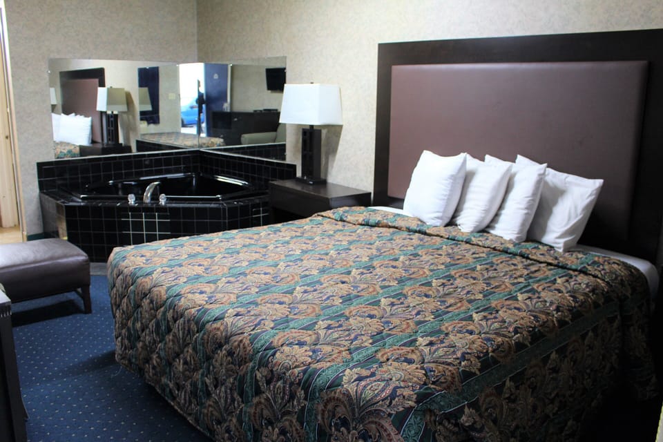 Standard Suite, 1 King Bed, Jetted Tub (Smoking) | Bathroom | Hair dryer, towels
