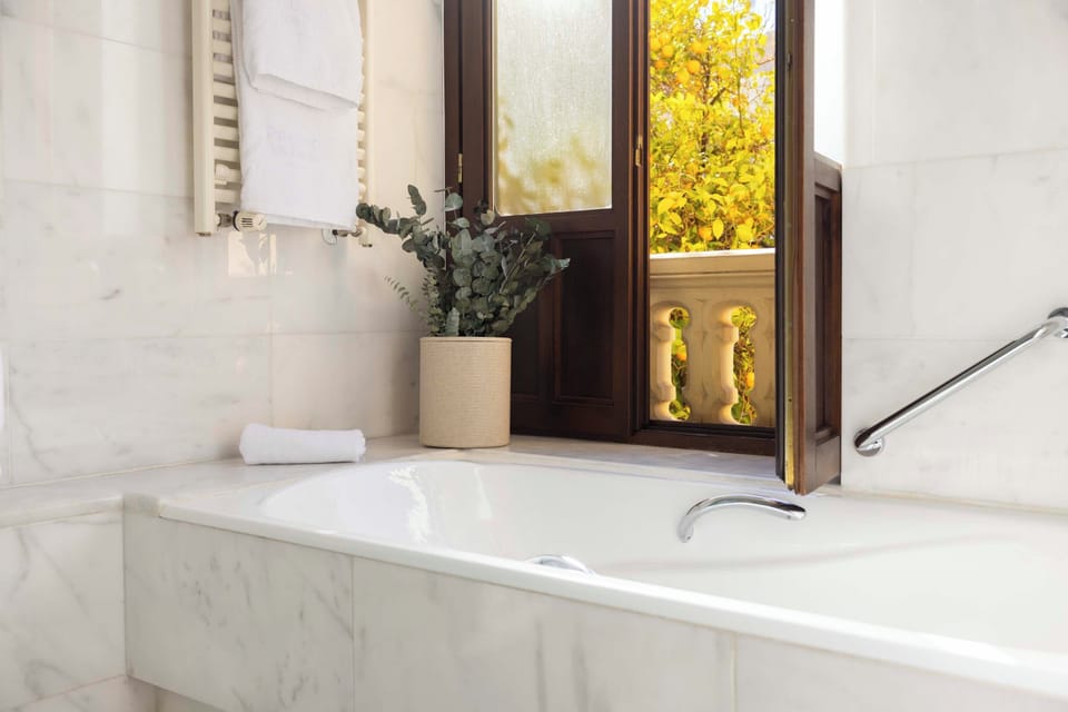 Junior Suite (Grand) | Bathroom | Eco-friendly toiletries, hair dryer, bathrobes, slippers