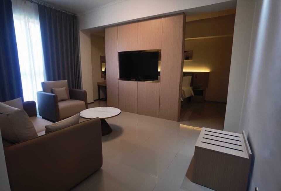 Suite, City View | Living area | Netflix, streaming services