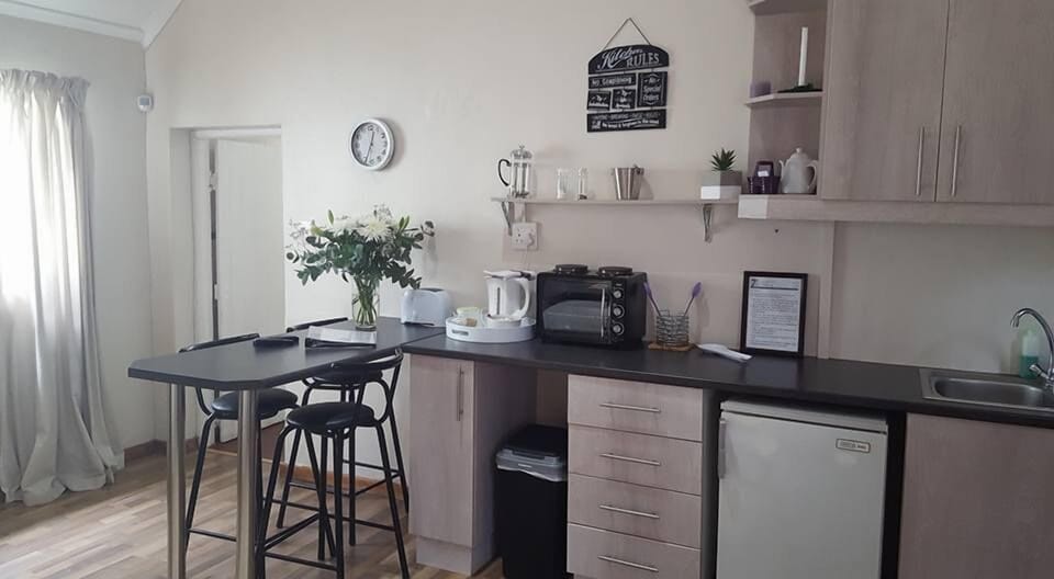 Unit 1-Garden Studio Flat  | Private kitchenette | Fridge, microwave, oven, stovetop