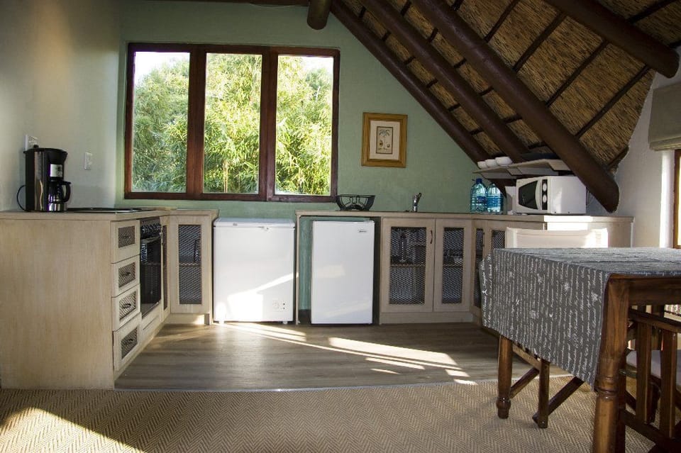 The Boathouse | Private kitchen | Fridge, microwave, stovetop, cookware/dishes/utensils