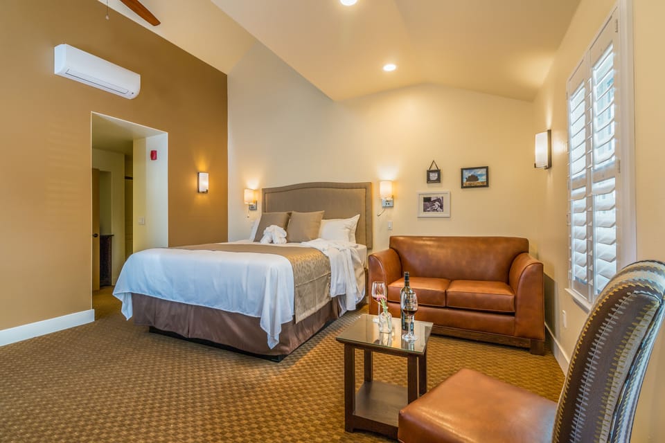 Deluxe Room, 1 King Bed | Premium bedding, minibar, individually decorated, individually furnished