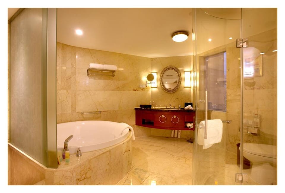Executive Deluxe Room（Circle bed） | Bathroom amenities | Combined shower/tub, rainfall showerhead, free toiletries, hair dryer