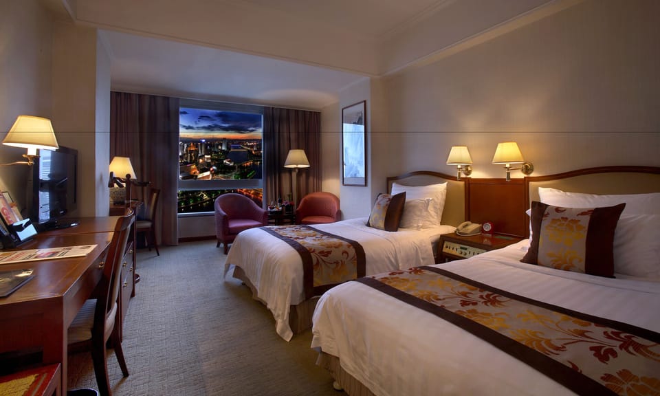 Premium bedding, Select Comfort beds, free minibar, in-room safe
