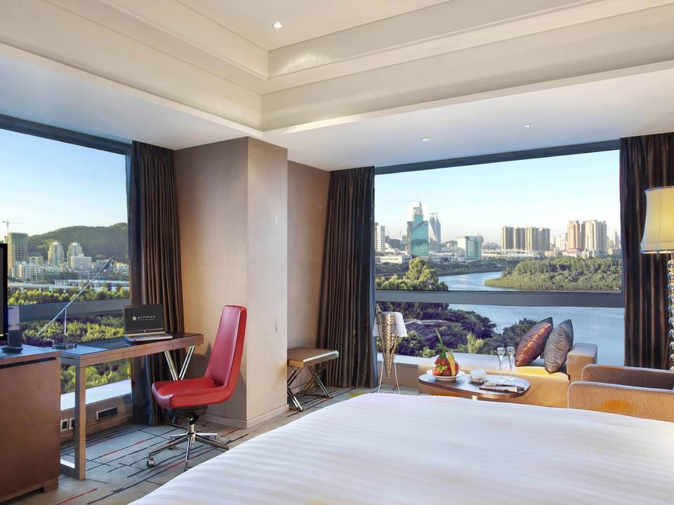 Deluxe Room, 1 King Bed, Executive Level | Minibar, in-room safe, desk, laptop workspace