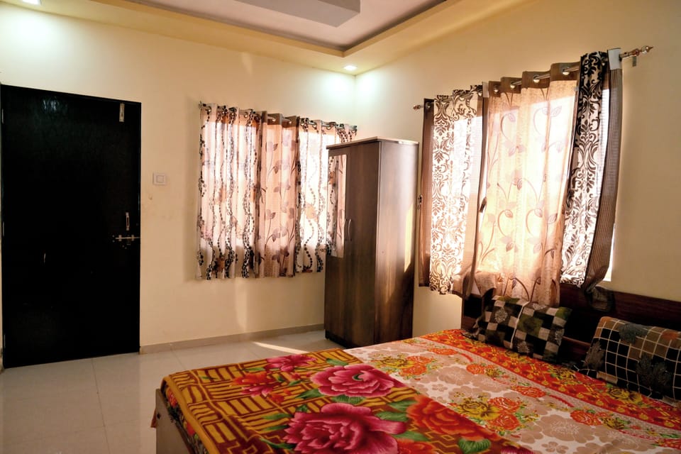 Deluxe Room | Rollaway beds, free WiFi, bed sheets