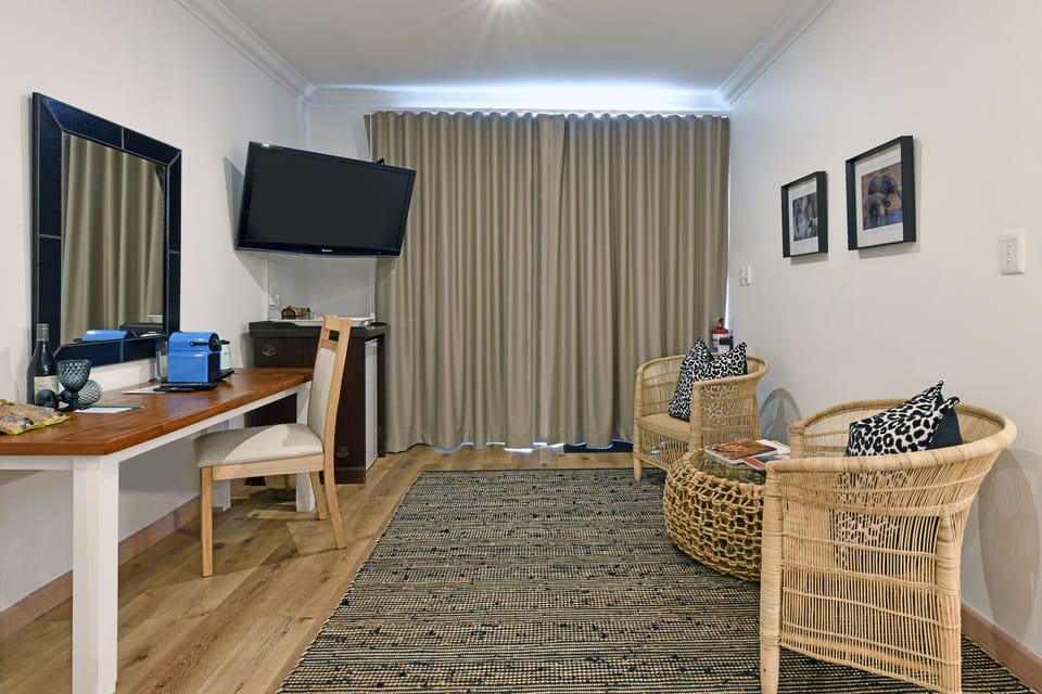 Courtyard (King Size)  | Living area | TV