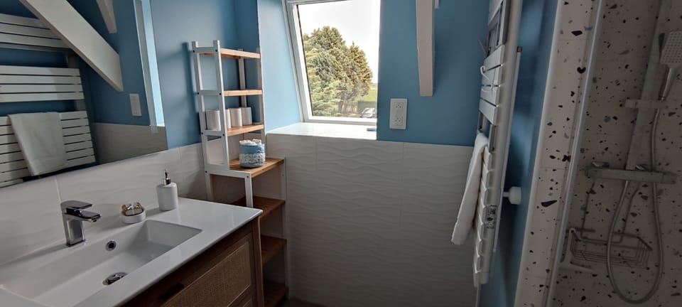 Family Quadruple Room, Ensuite, Courtyard View (Chambres d'Hôtes Référenc) | Bathroom