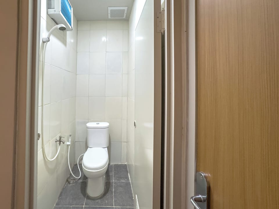 Basic Double Room | Bathroom | Shower, towels, soap, shampoo