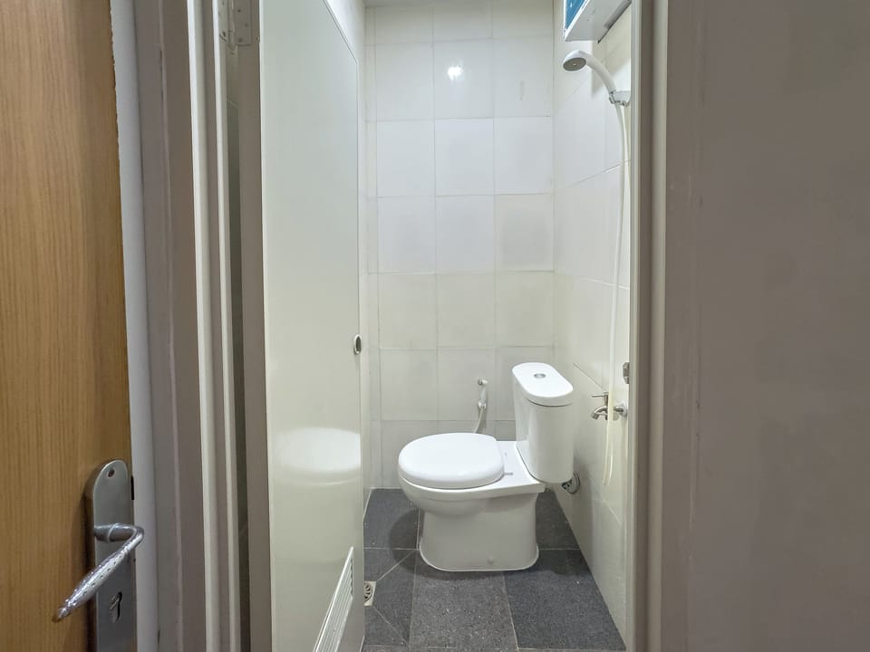 Standard Double Room | Bathroom | Shower, towels, soap, shampoo
