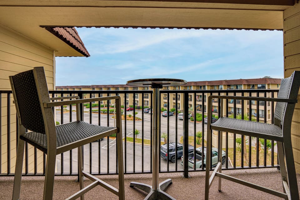 Interior | Open Floor Plan | Free WiFi