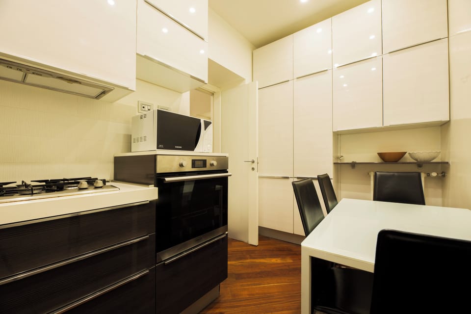 Apartment, 3 Bedrooms, 2 Bathrooms | Private kitchen | Fridge, microwave, oven, stovetop