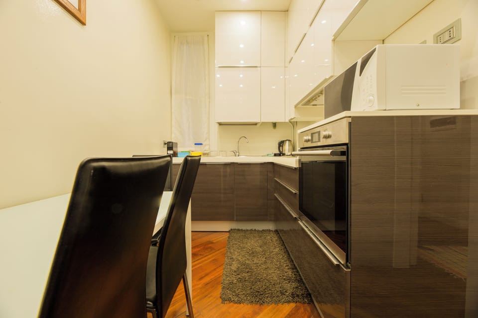 Apartment, 3 Bedrooms, 2 Bathrooms | Private kitchen | Fridge, microwave, oven, stovetop