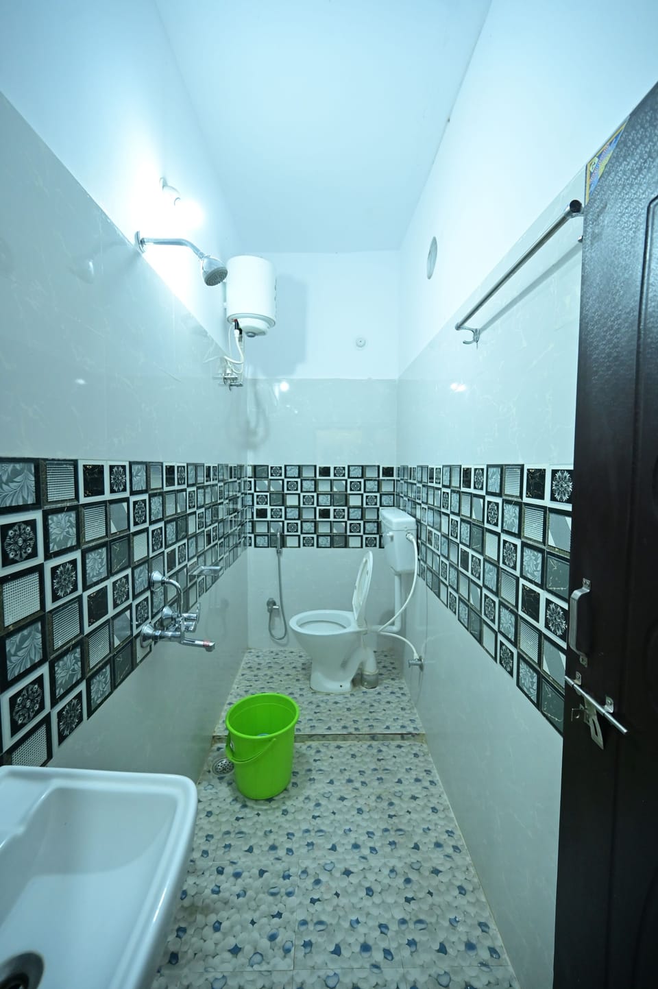 Classic Room | Bathroom | Shower, free toiletries, towels