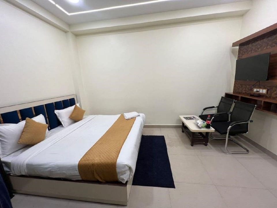 Economy Double Room | Pillowtop beds, free minibar, desk, free WiFi