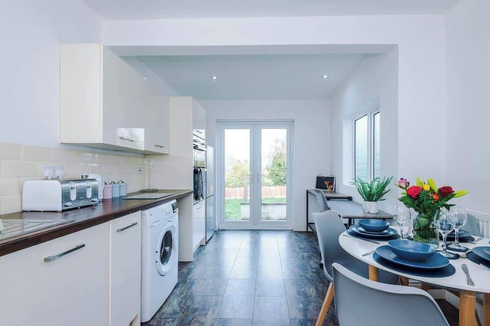 Bright, fully equipped kitchen with modern appliances and plenty of space to cook and dine.
Stylish dining setup perfect for family meals, contractor stays, and long-term comfort.