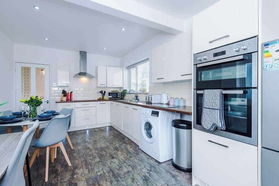 Bright, fully equipped kitchen with modern appliances and plenty of space to cook and dine.
Stylish dining setup perfect for family meals, contractor stays, and long-term comfort.