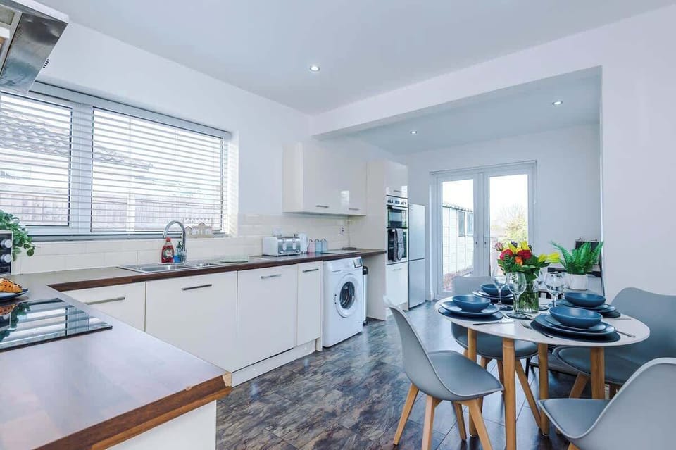 Bright, fully equipped kitchen with modern appliances and plenty of space to cook and dine.
Stylish dining setup perfect for family meals, contractor stays, and long-term comfort.