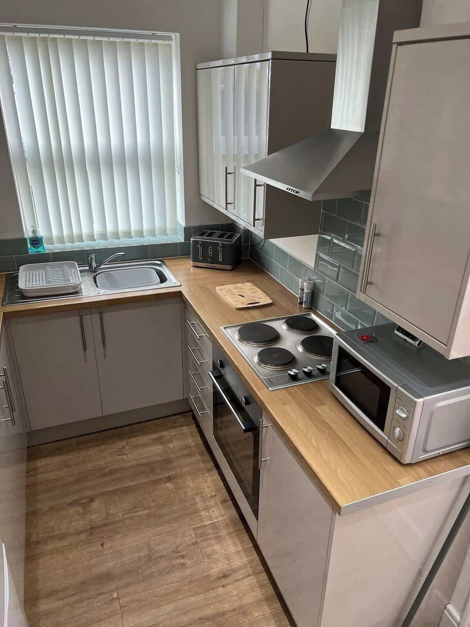 Modern, fully equipped kitchen with sleek finishes and natural light.
Includes oven, microwave, toaster, and all essentials for home cooking.
Perfect for short or long stays with everything you need to dine in comfort.
