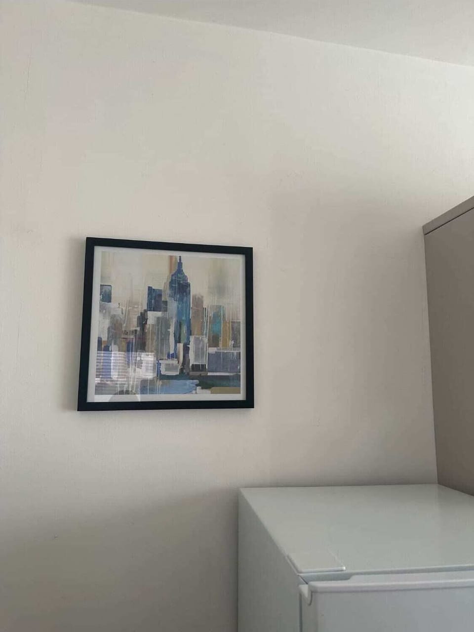Modern, fully equipped kitchen with sleek finishes and natural light.
Includes oven, microwave, toaster, and all essentials for home cooking.
Perfect for short or long stays with everything you need to dine in comfort.