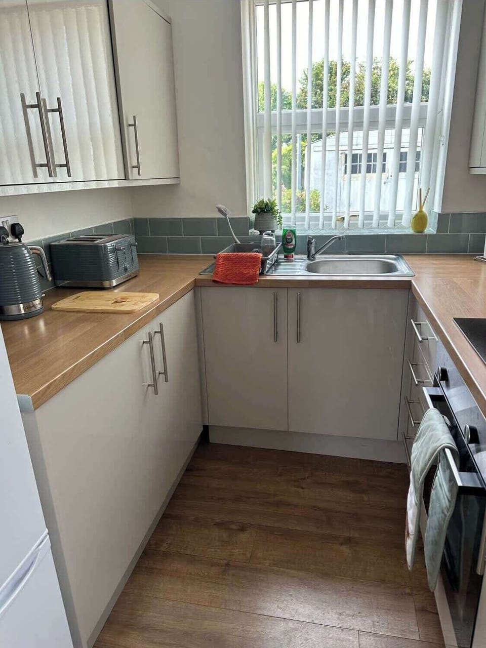 Modern, fully equipped kitchen with sleek finishes and natural light.
Includes oven, microwave, toaster, and all essentials for home cooking.
Perfect for short or long stays with everything you need to dine in comfort.