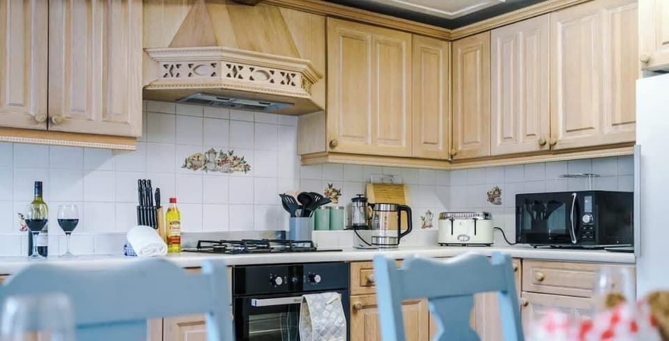 Cosy farmhouse-style kitchen with modern appliances and charm.
Fully equipped for home-cooked meals and family dining.
A warm and inviting space to gather and enjoy together.