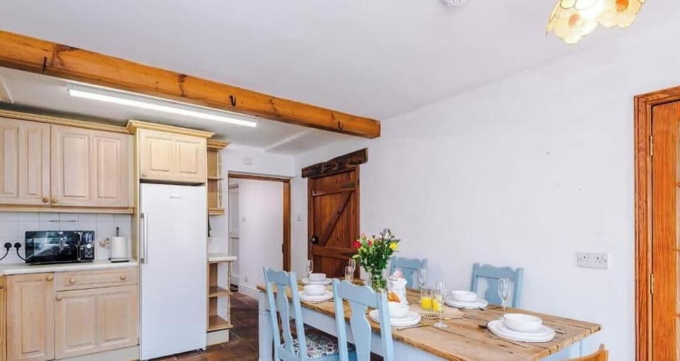 Spacious kitchen and dining area with rustic charm.
Fully equipped for cooking and perfect for shared meals.
Bright, homely space ideal for families and long stays.
