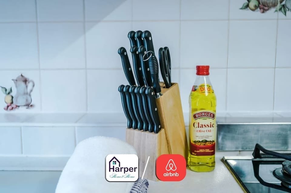 Cosy farmhouse-style kitchen with modern appliances and charm.
Fully equipped for home-cooked meals and family dining.
A warm and inviting space to gather and enjoy together.
