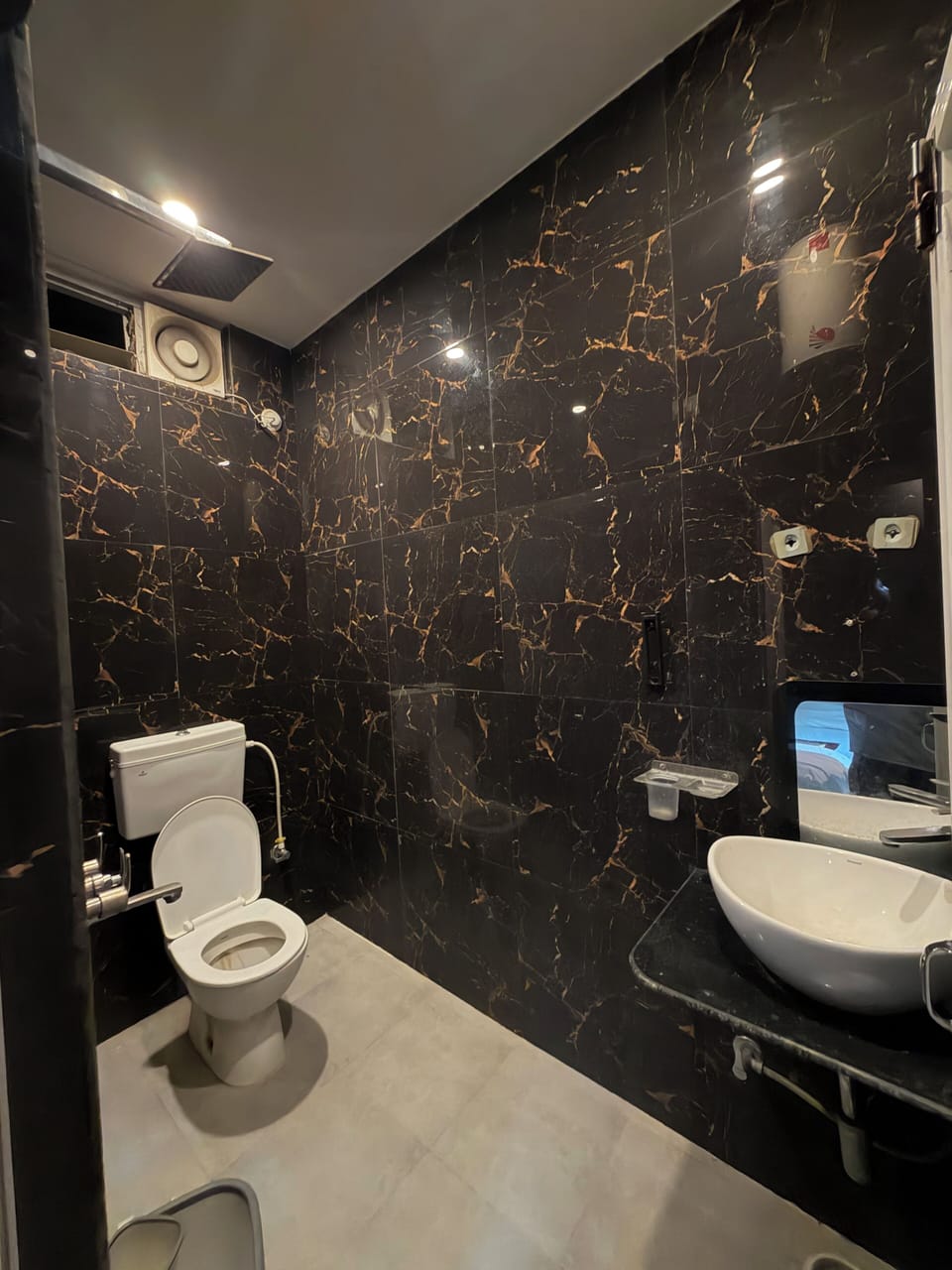 Deluxe Double Room | Bathroom | Slippers
