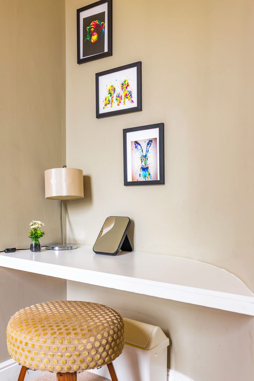 Additional dressing table/desk in the single bedroom. 