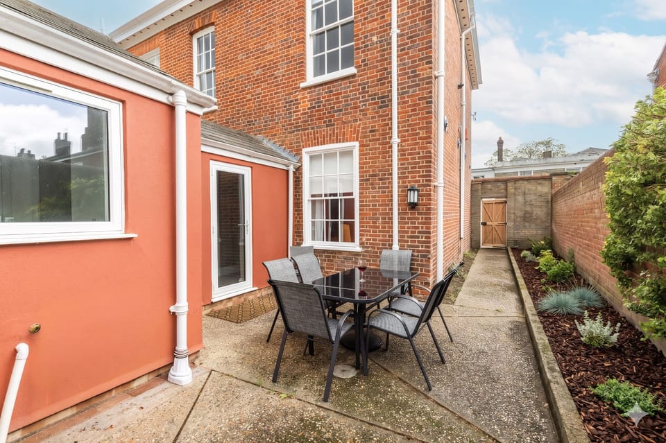 Outside courtyard, ideal for a glass of wine and relaxing in the sun. 
