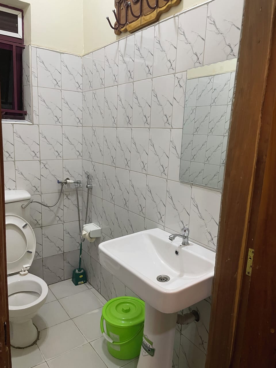 Economy Single Room, Courtyard View | Bathroom | Shower, free toiletries, slippers, towels