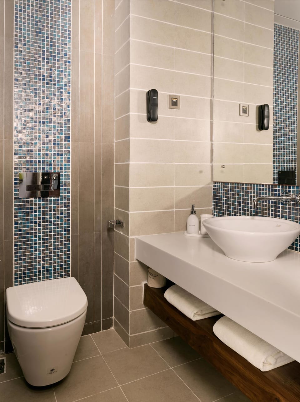 Deluxe Double Room | Bathroom | Shower, free toiletries, hair dryer, bathrobes