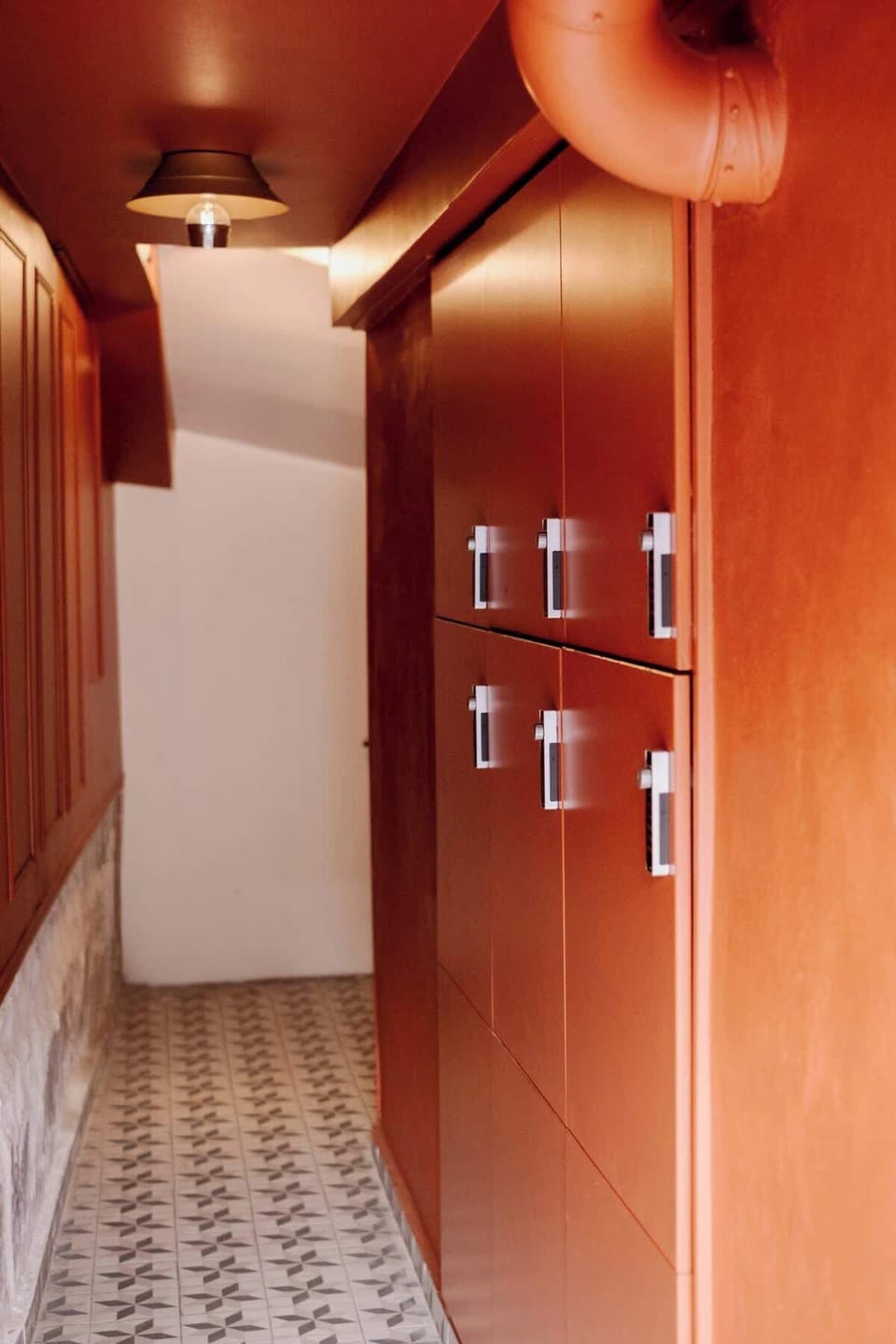 To use the lockers, you need to put your belongings in, then enter a 4-digit code, press and turn the knob to the left. When you want to retrieve your belongings, enter the code you previously entered and turn it to the left.