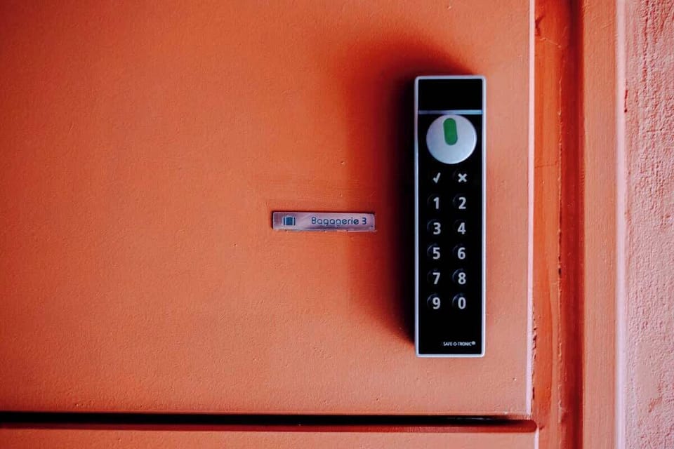 To use the lockers, you need to put your belongings in, then enter a 4-digit code, press and turn the knob to the left. When you want to retrieve your belongings, enter the code you previously entered and turn it to the left.