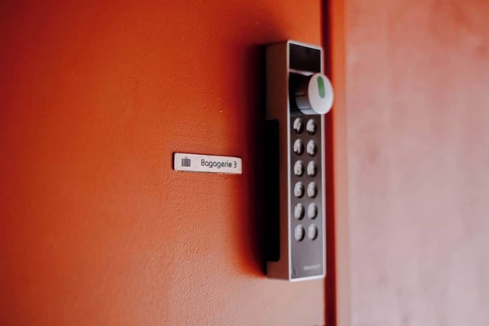 To use the lockers, you need to put your belongings in, then enter a 4-digit code, press and turn the knob to the left. When you want to retrieve your belongings, enter the code you previously entered and turn it to the left.