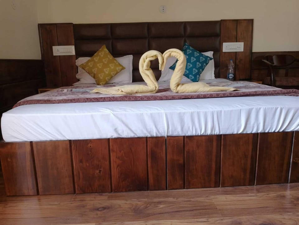 Basic Double Room | Desk