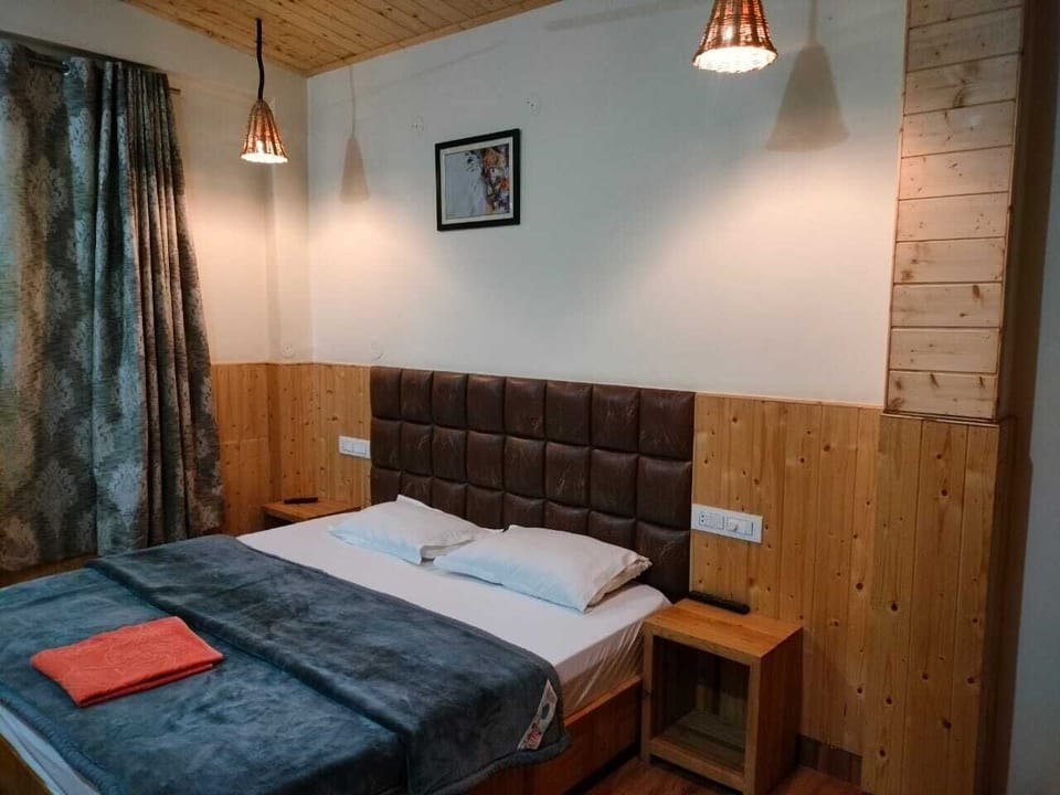 Standard Room | Desk