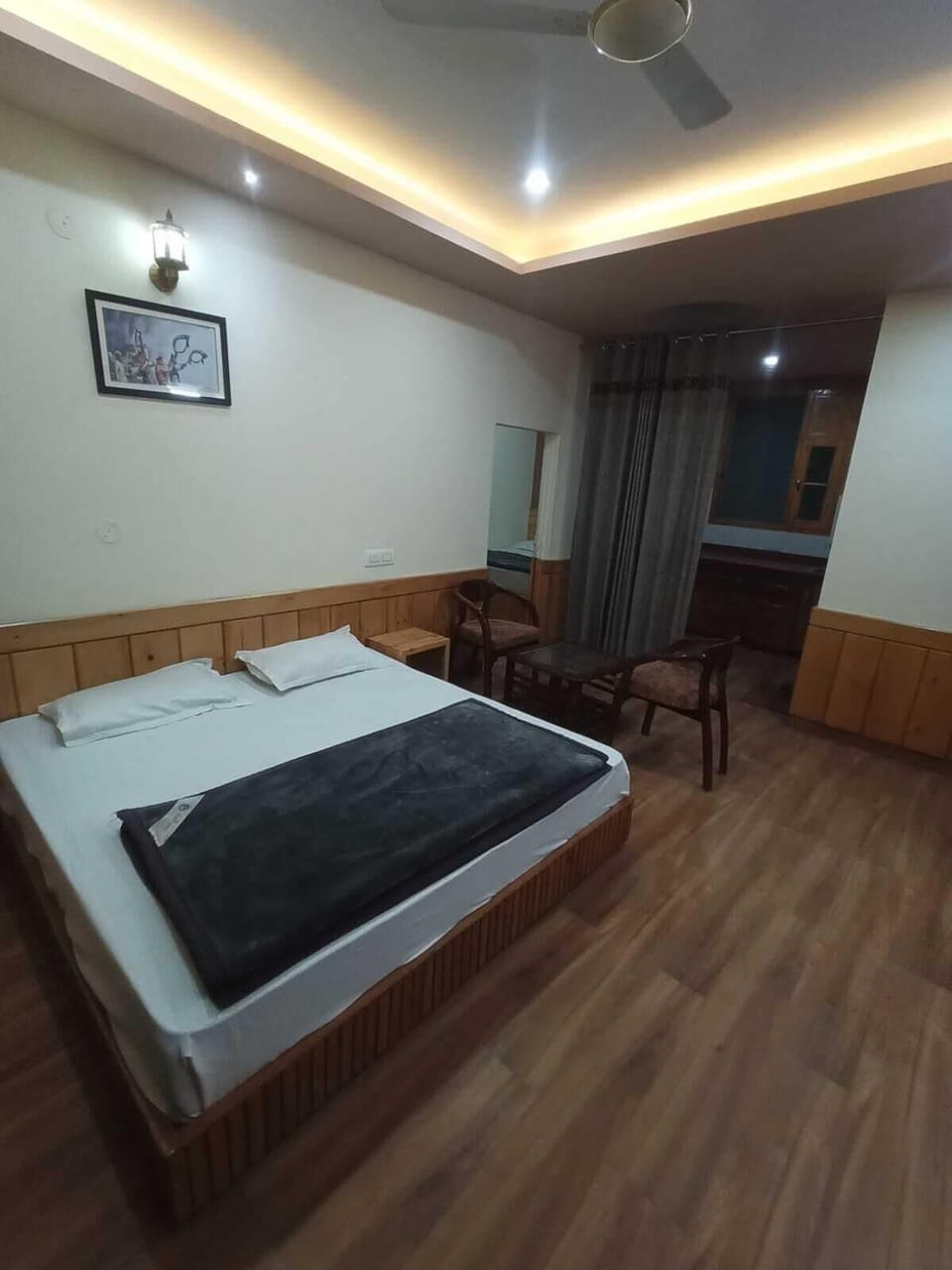 Deluxe Room | Desk