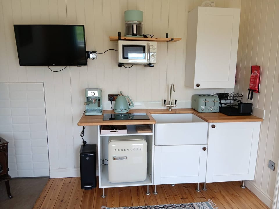 Cabin, 1 Bedroom, Balcony, Garden View | Interior