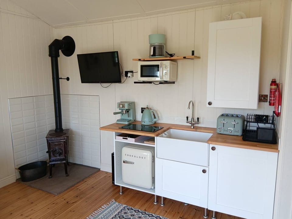Cabin, 1 Bedroom, Balcony, Garden View | Private kitchen
