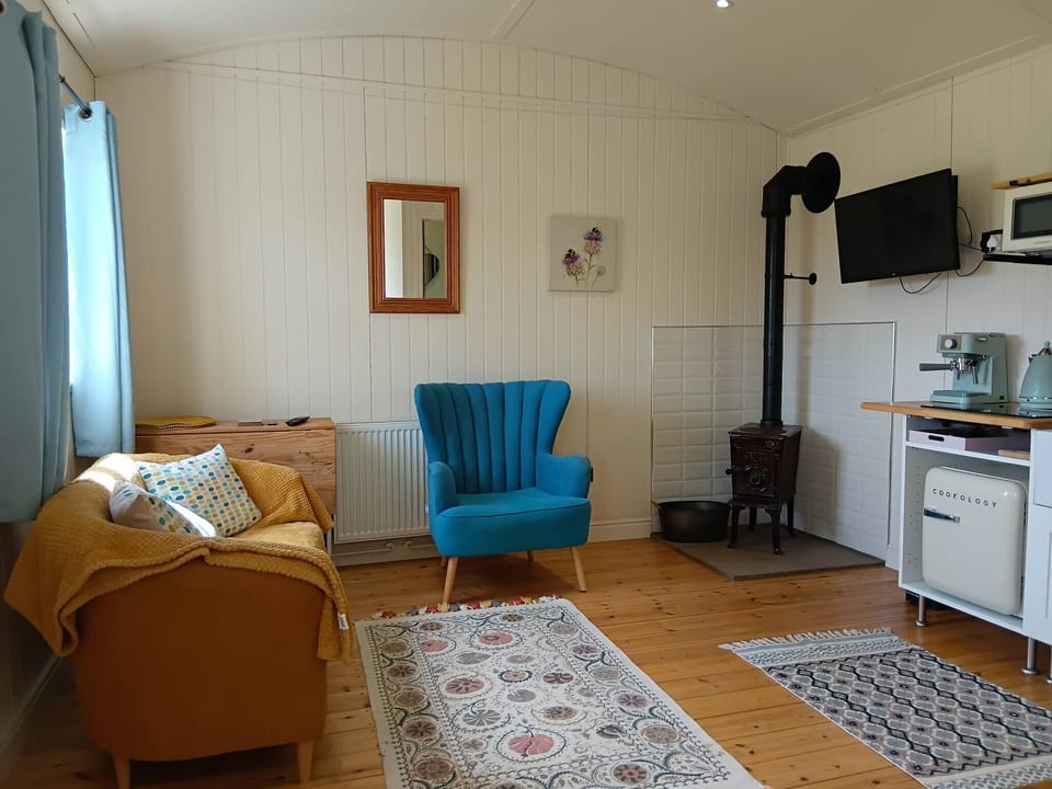 Cabin, 1 Bedroom, Balcony, Garden View | Living room