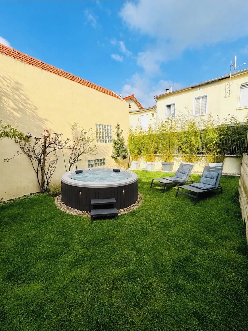 Outdoor spa tub