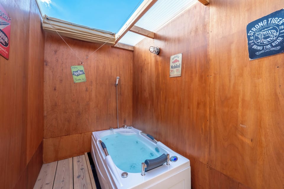 Jetted tub