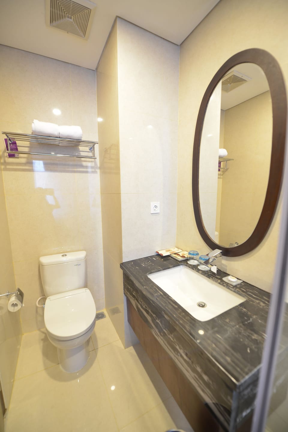 Shower, free toiletries, towels