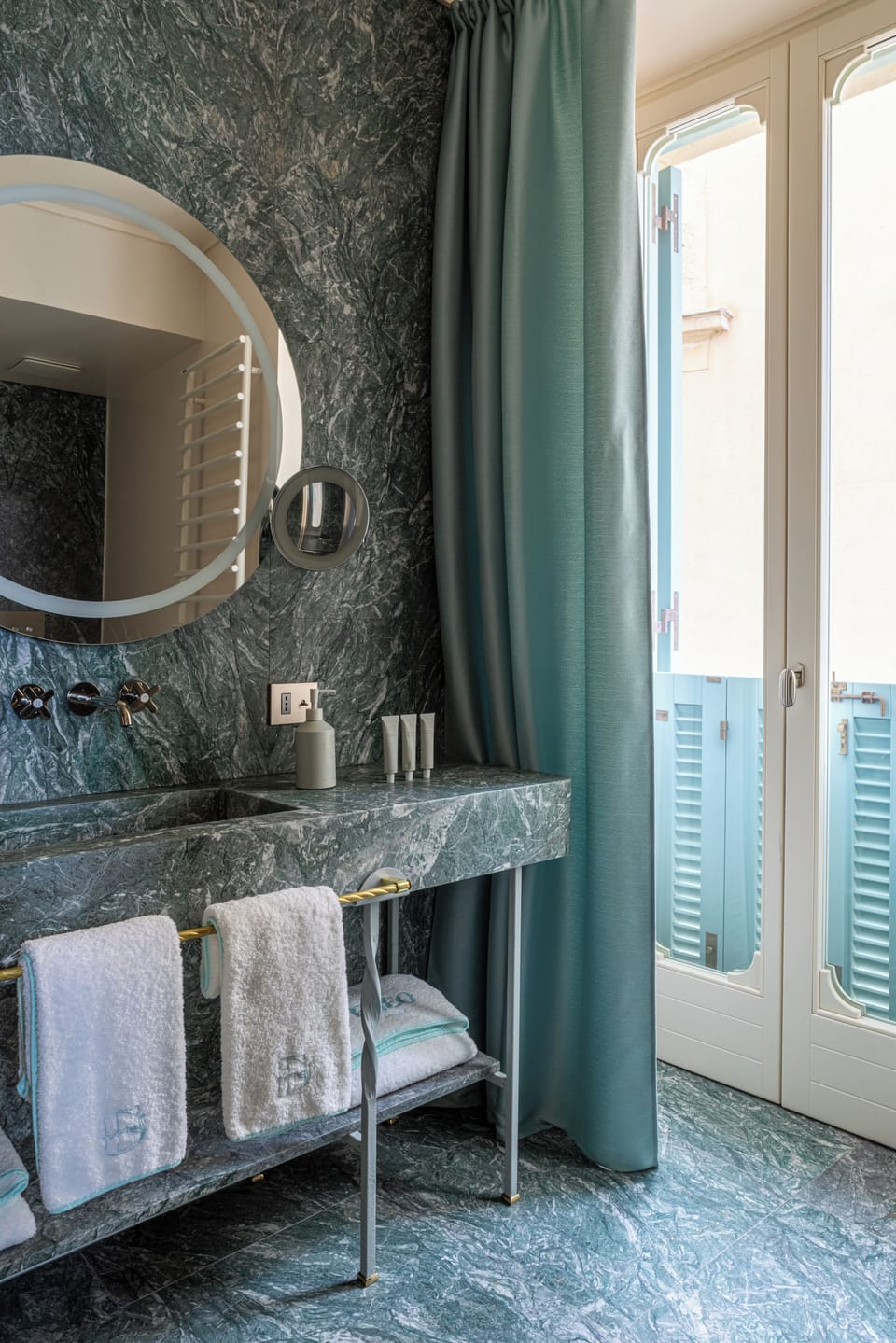 Deluxe Double Room, Sea View | Bathroom | Hair dryer, bathrobes, slippers, towels